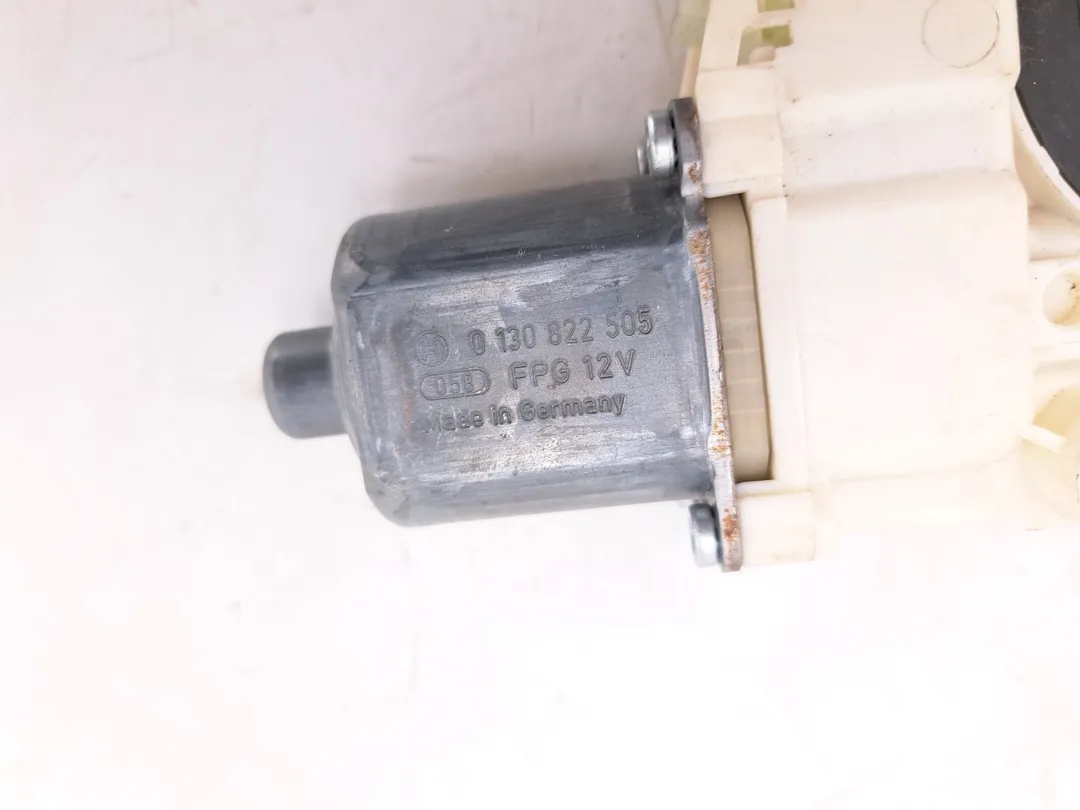 Motorino alzacristallo porta anteriore sinistro Motorino alzacristallo porta anteriore sinistro