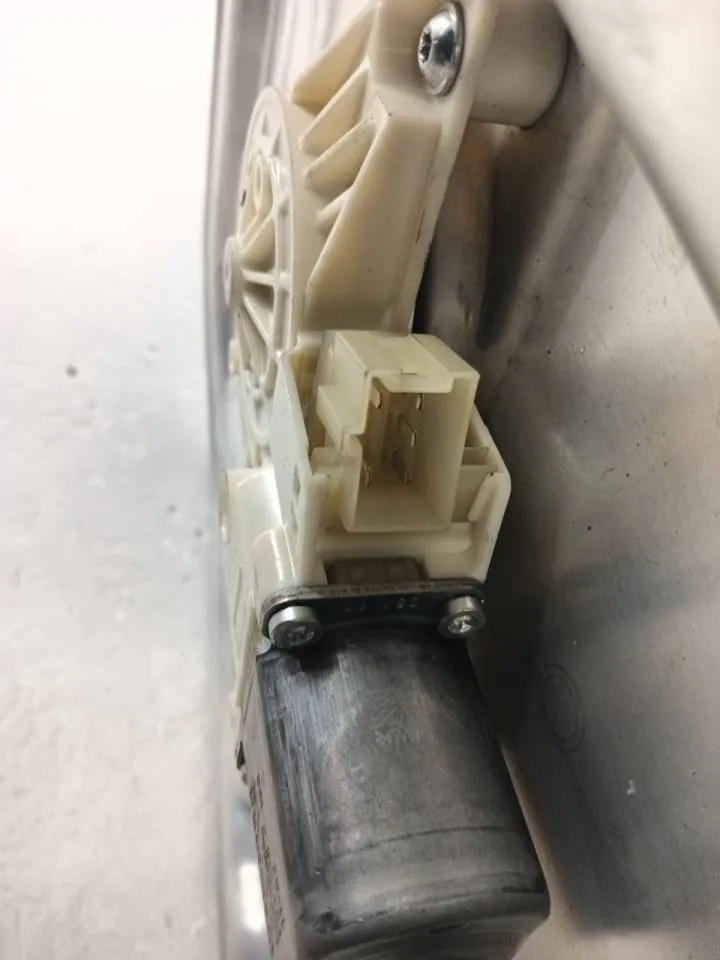 Alzacristallo elettrico porta posteriore sinistro Alzacristallo elettrico porta posteriore sinistro