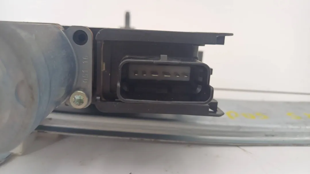 Alzacristallo elettrico porta posteriore con motorino sinistro Alzacristallo elettrico porta posteriore con motorino sinistro