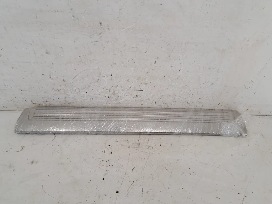 Modanatura battitacco ingresso abitacolo sinistro Modanatura battitacco ingresso abitacolo sinistro