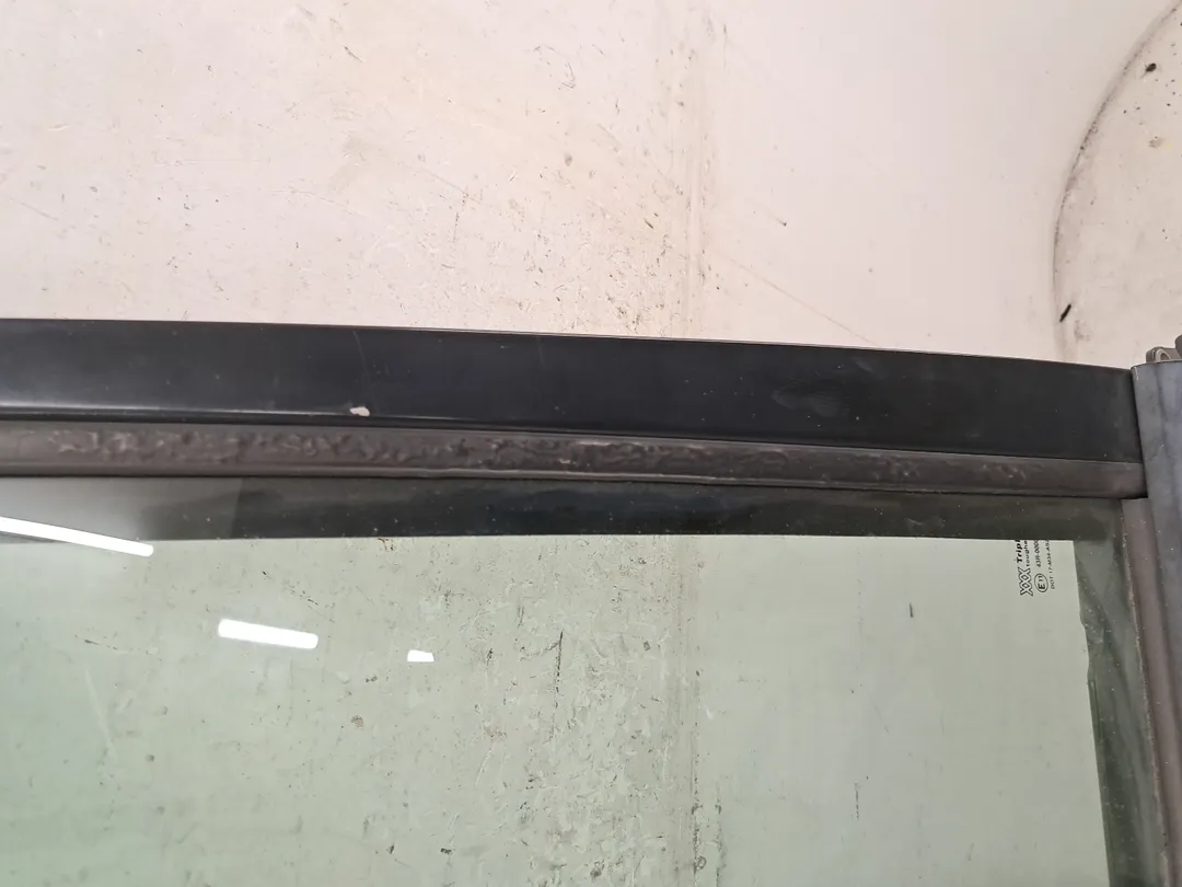 Porta anteriore destro