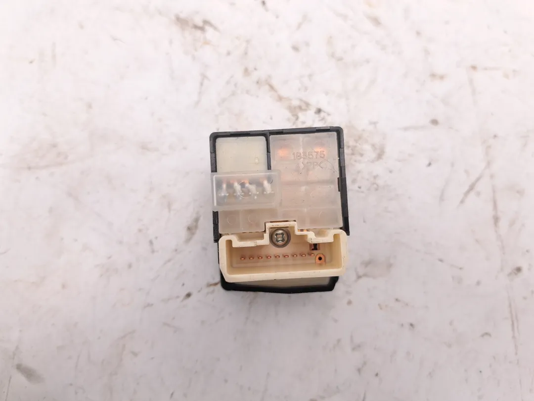 Interruttore regolazione retrovisore esterno Interruttore regolazione retrovisore esterno
