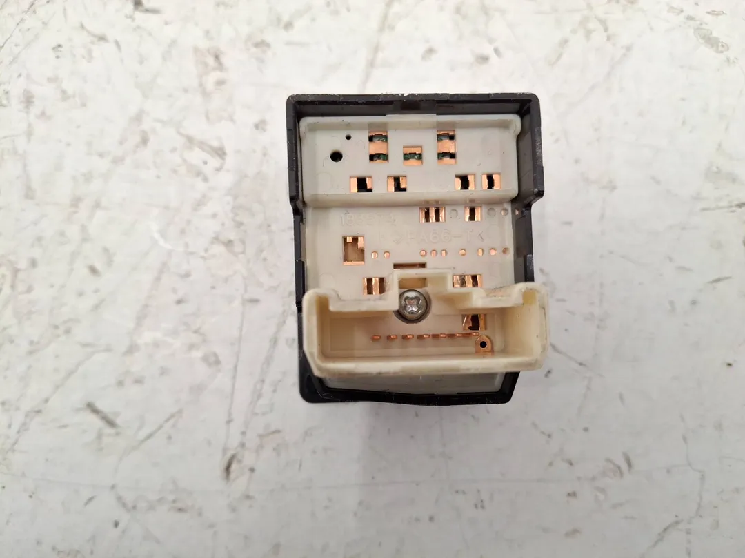 Interruttore regolazione retrovisore esterno Interruttore regolazione retrovisore esterno