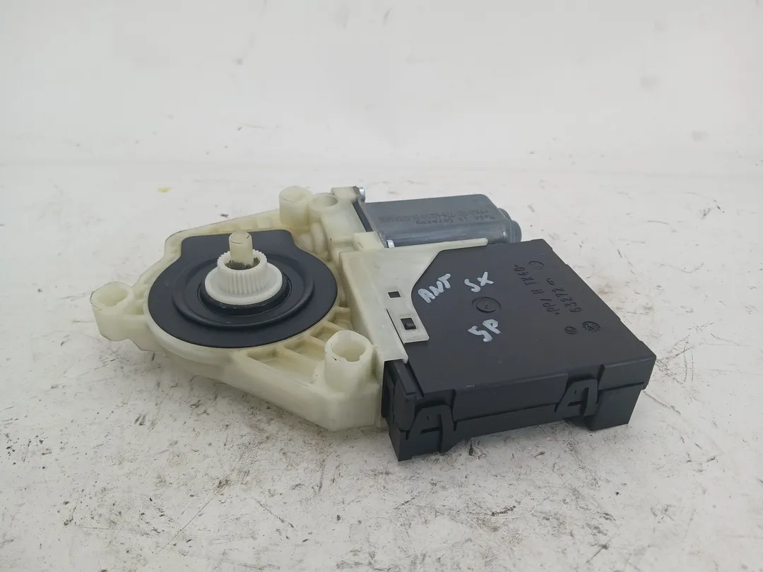 Motorino alzacristallo porta anteriore sinistro Motorino alzacristallo porta anteriore sinistro