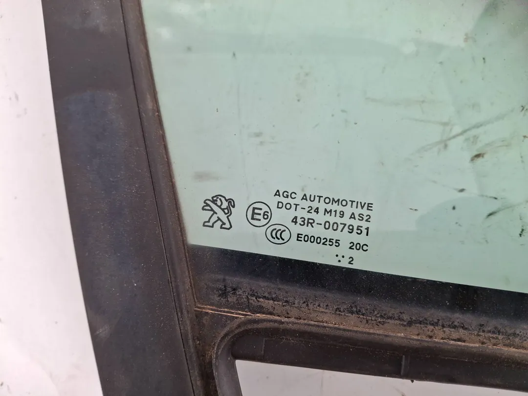 Fisso porta anteriore destro Fisso porta anteriore destro