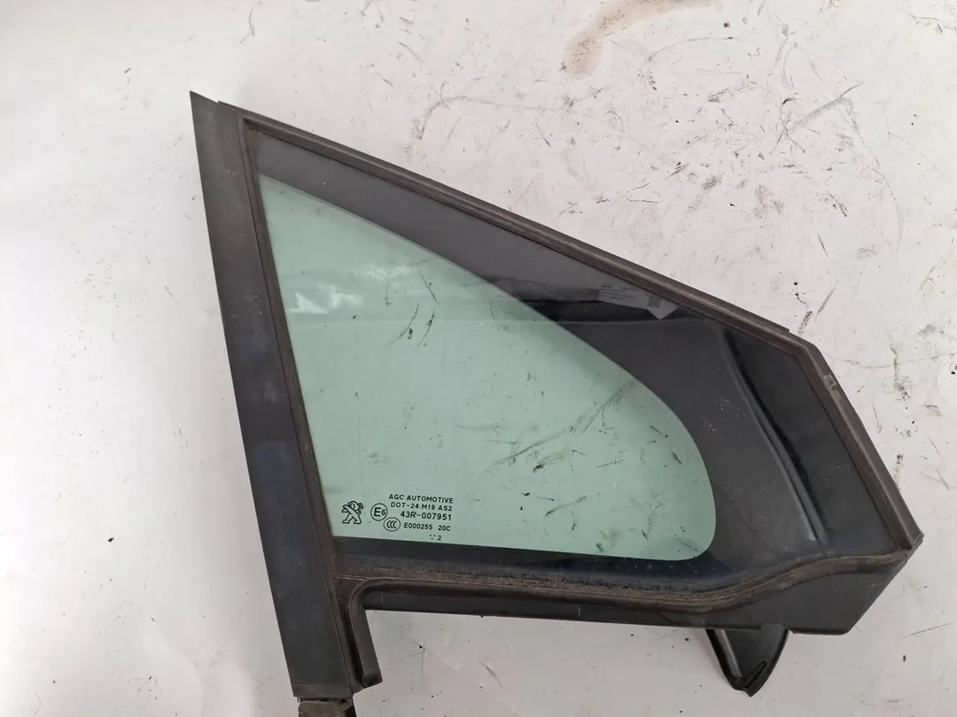 Fisso porta anteriore destro Fisso porta anteriore destro