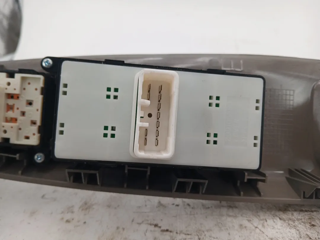 Interruttore alzacristalli porta anteriore sinistro Interruttore alzacristalli porta anteriore sinistro