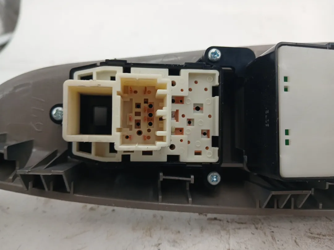 Interruttore alzacristalli porta anteriore sinistro Interruttore alzacristalli porta anteriore sinistro