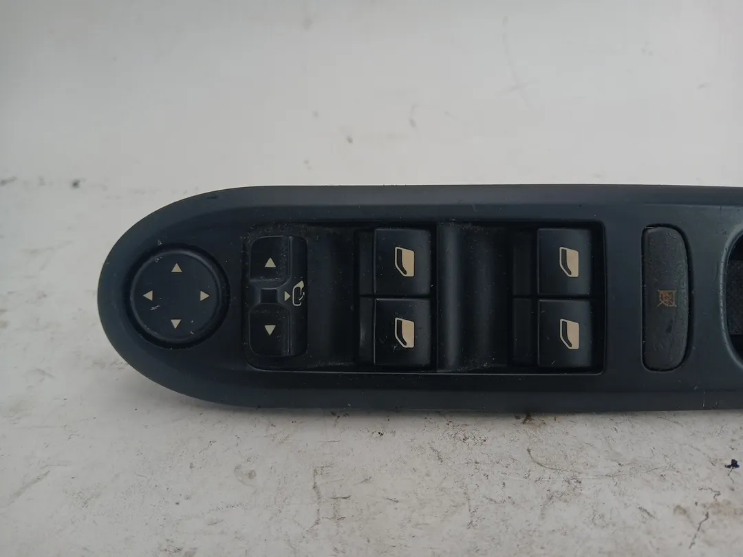 Interruttore alzacristalli porta anteriore sinistro Interruttore alzacristalli porta anteriore sinistro