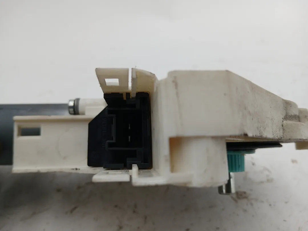 Motorino alzacristallo porta anteriore sinistro Motorino alzacristallo porta anteriore sinistro