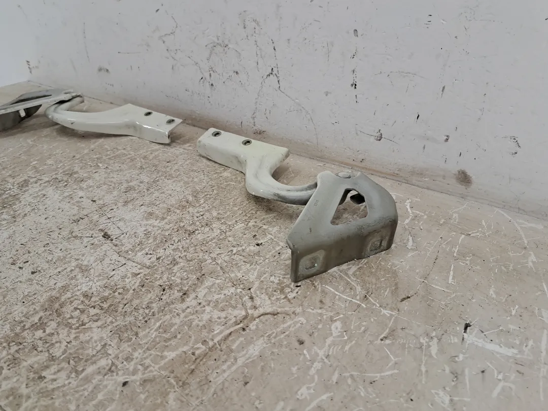 Cerniera cofano anteriore destro Cerniera cofano anteriore destro