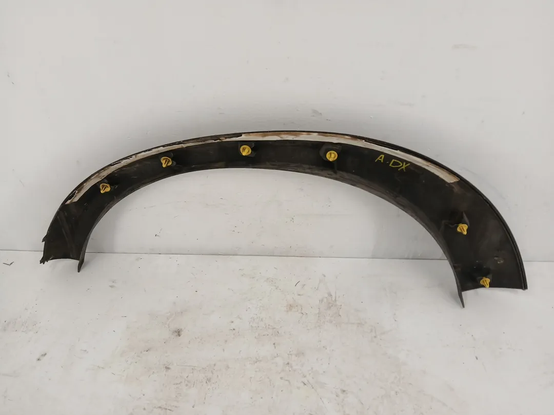 Modanatura arco passaruota anteriore destro Modanatura arco passaruota anteriore destro