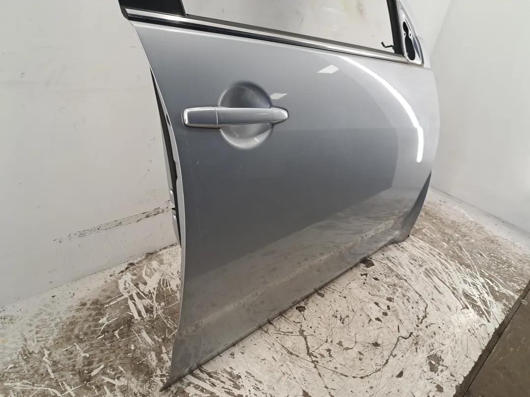 Porta anteriore destro