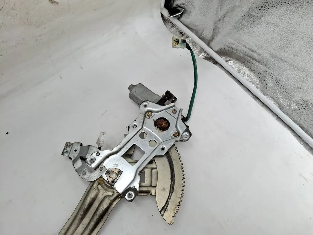 Alzacristallo elettrico porta anteriore con motorino destro Alzacristallo elettrico porta anteriore con motorino destro