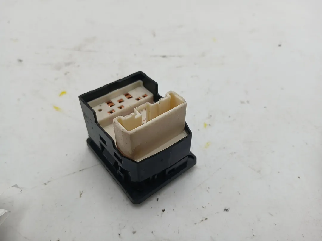 Interruttore regolazione retrovisore esterno Interruttore regolazione retrovisore esterno