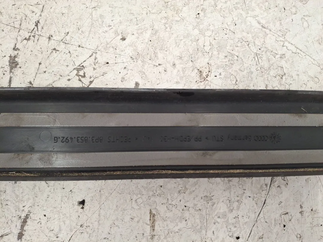 Modanatura battitacco ingresso abitacolo destro Modanatura battitacco ingresso abitacolo destro