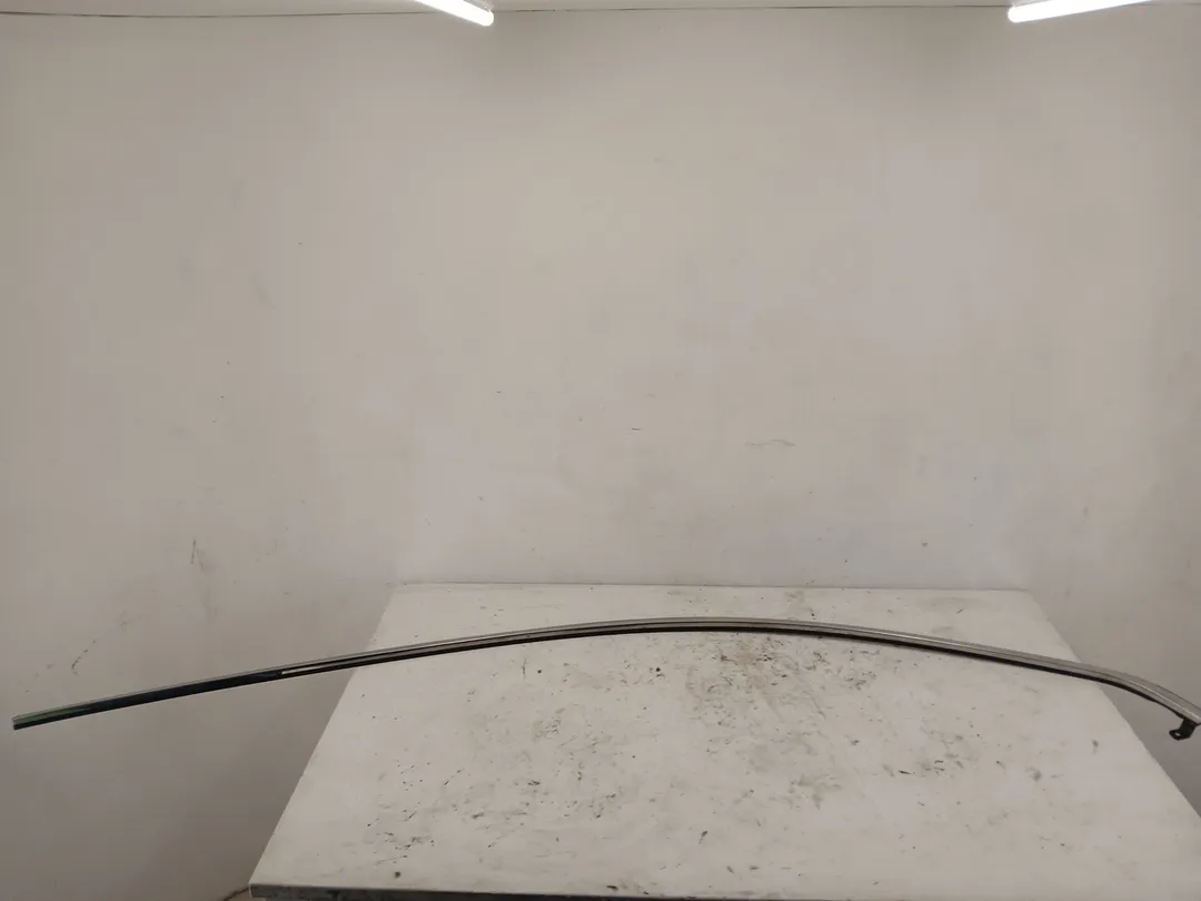 Modanatura inferiore porta anteriore Modanatura inferiore porta anteriore