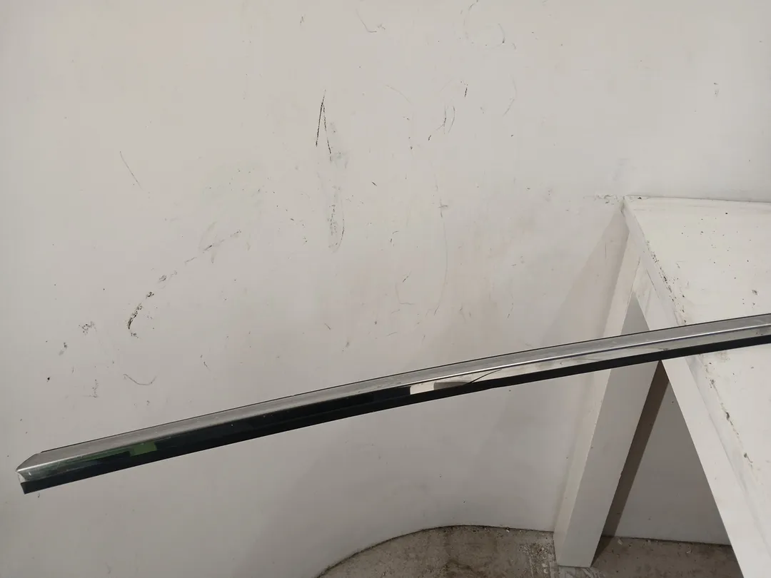 Modanatura inferiore porta anteriore Modanatura inferiore porta anteriore