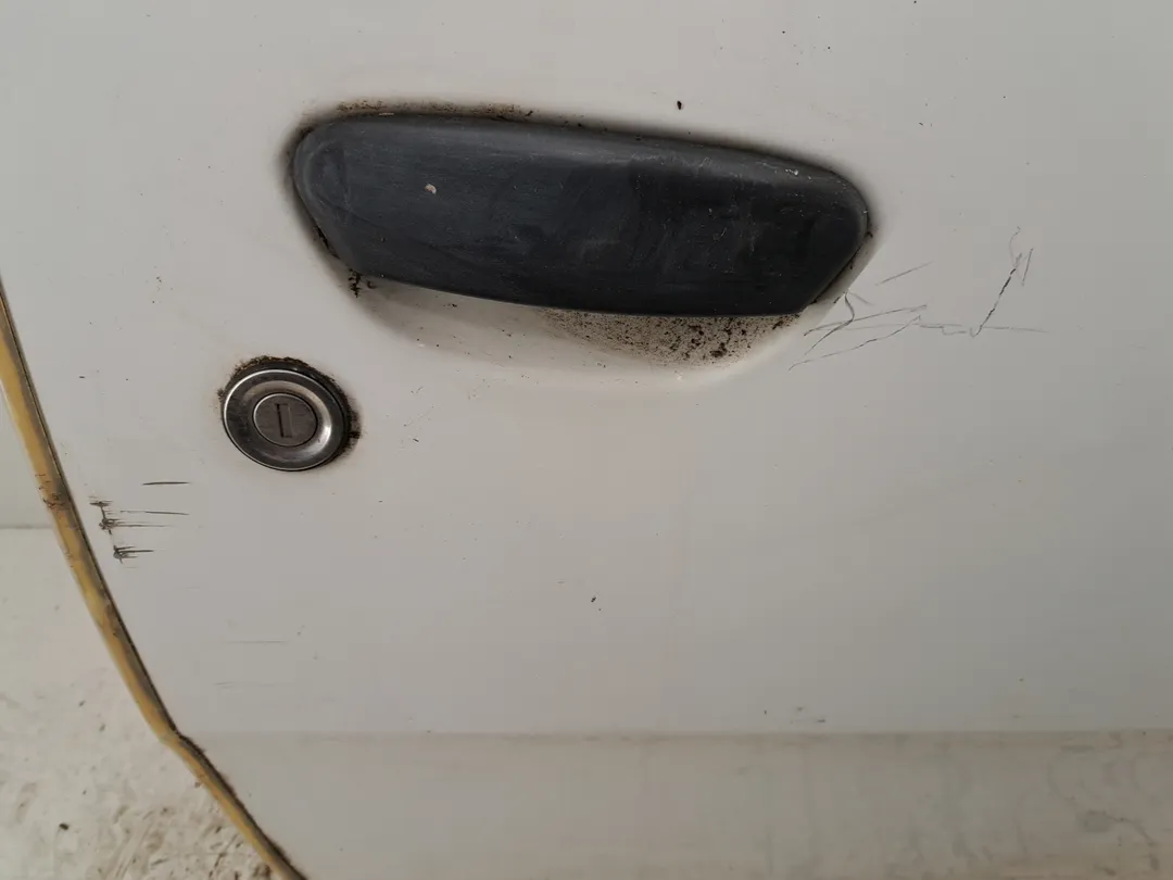 Porta anteriore destro