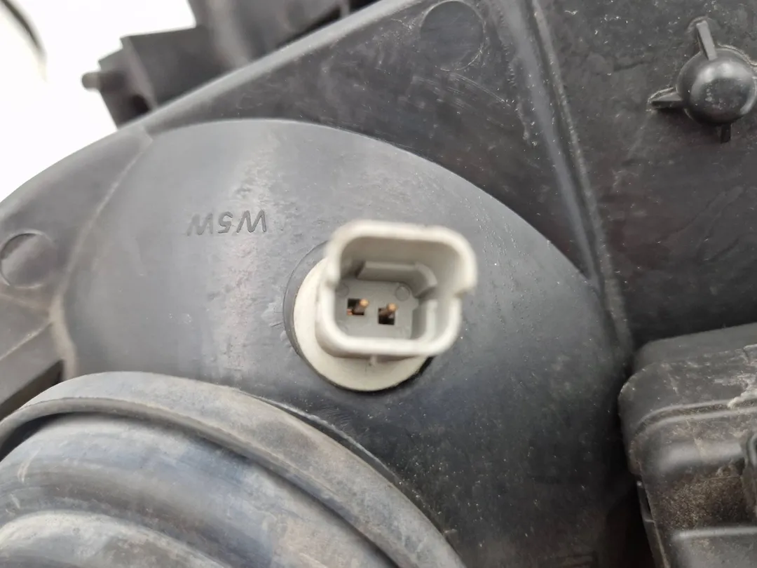 Faro anteriore destro Faro anteriore destro