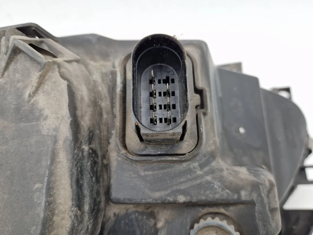 Faro anteriore destro
