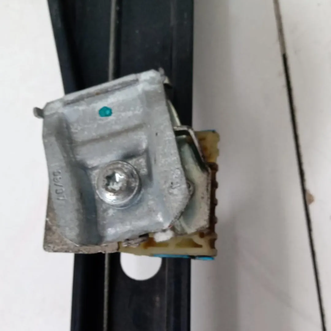 Alzacristallo elettrico porta anteriore sinistro Alzacristallo elettrico porta anteriore sinistro