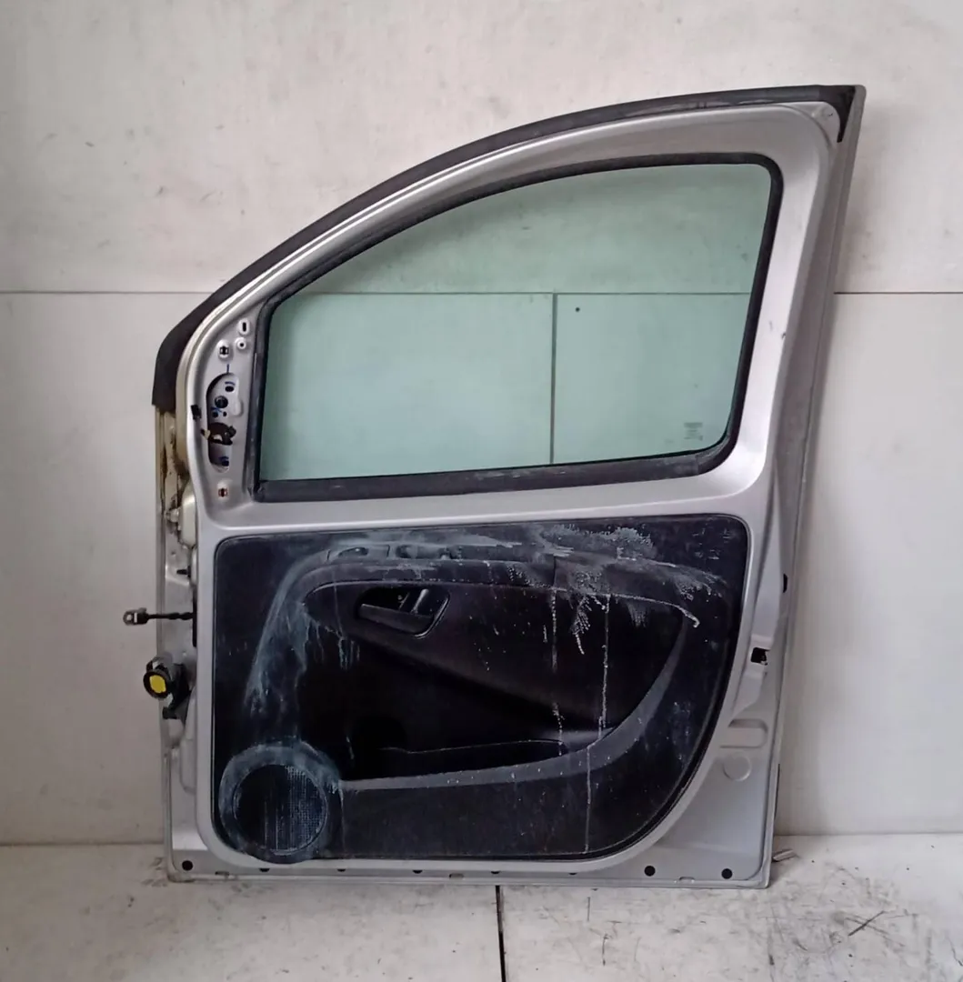 Porta anteriore destro